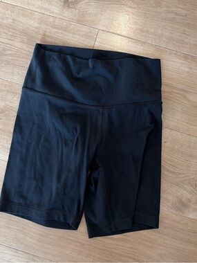 Aritzia Butter Shorts Size S, 7 in